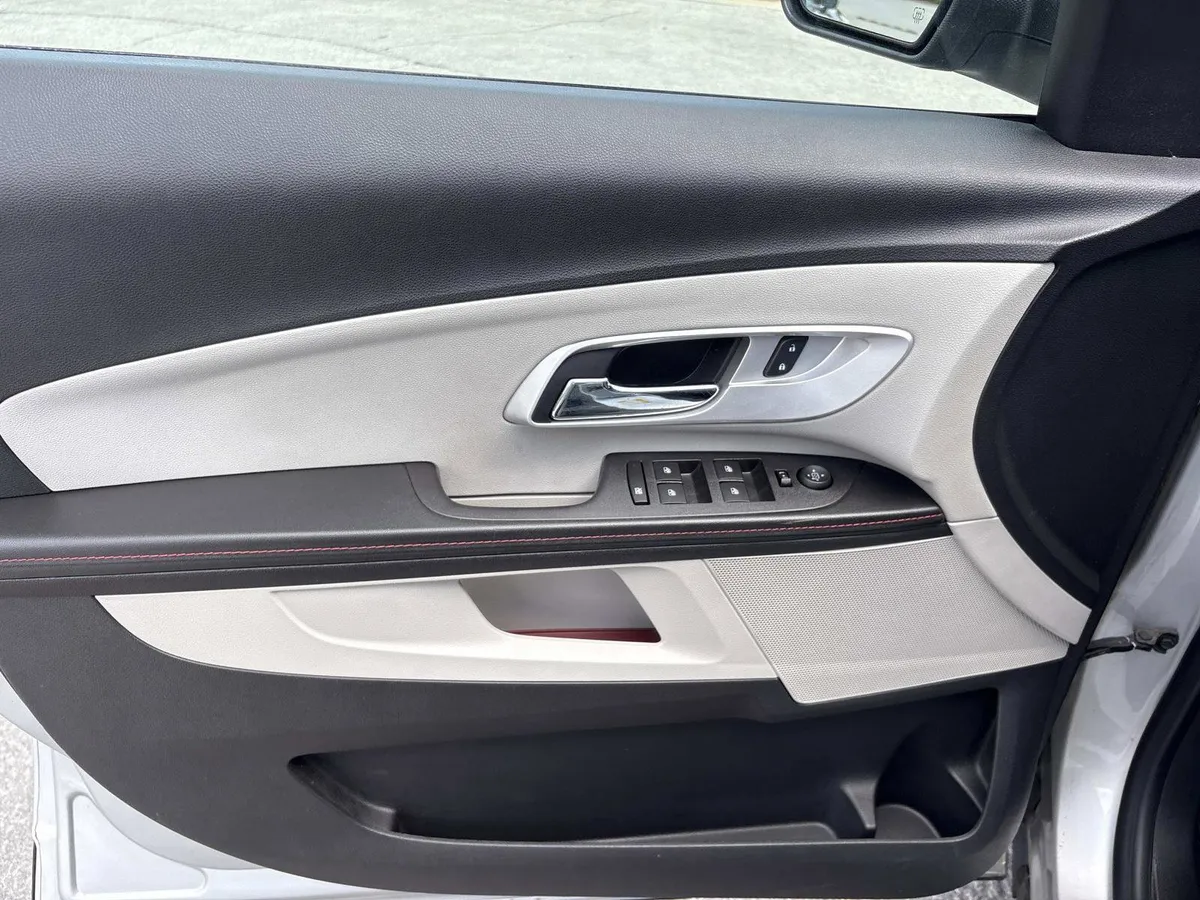 2015 Chevrolet Equinox LT thumbnail 11