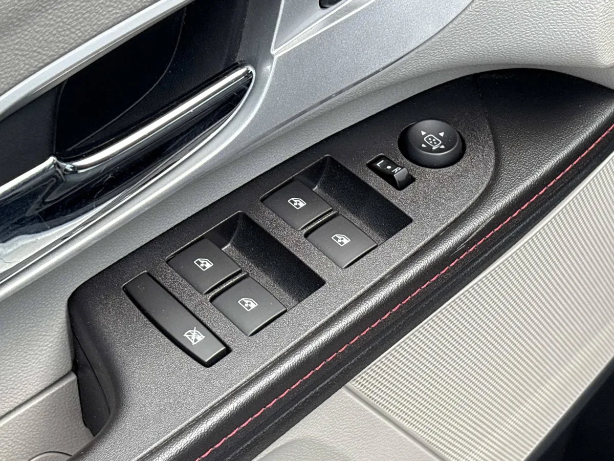 2015 Chevrolet Equinox LT thumbnail 12