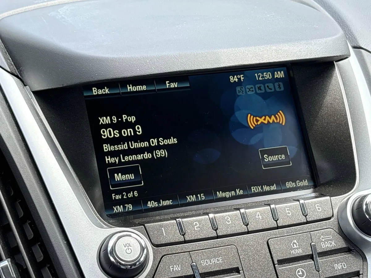 2015 Chevrolet Equinox LT thumbnail 21