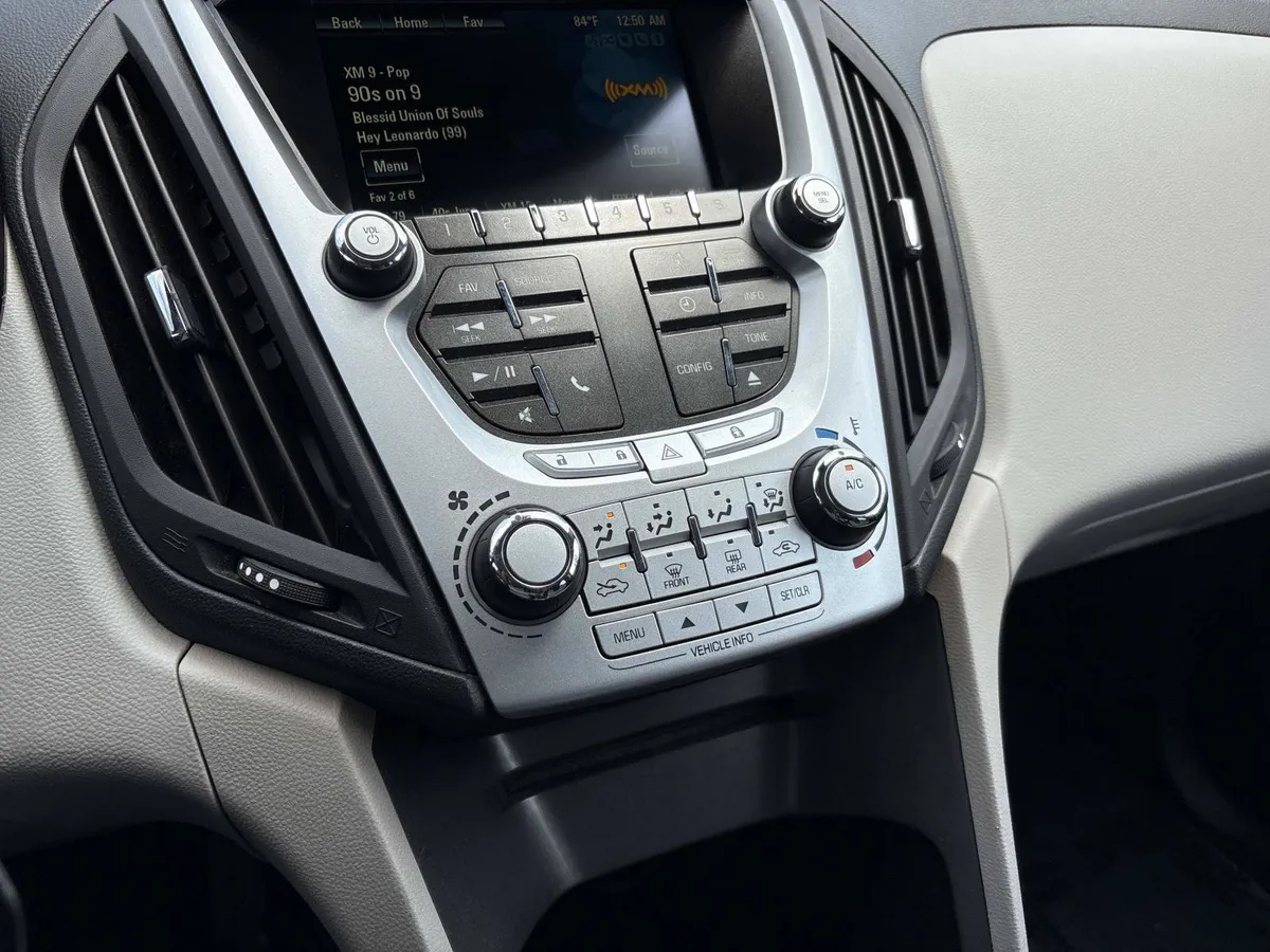2015 Chevrolet Equinox LT thumbnail 22
