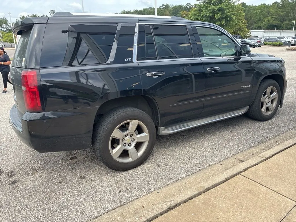 2015 Chevrolet Tahoe LTZ thumbnail 3