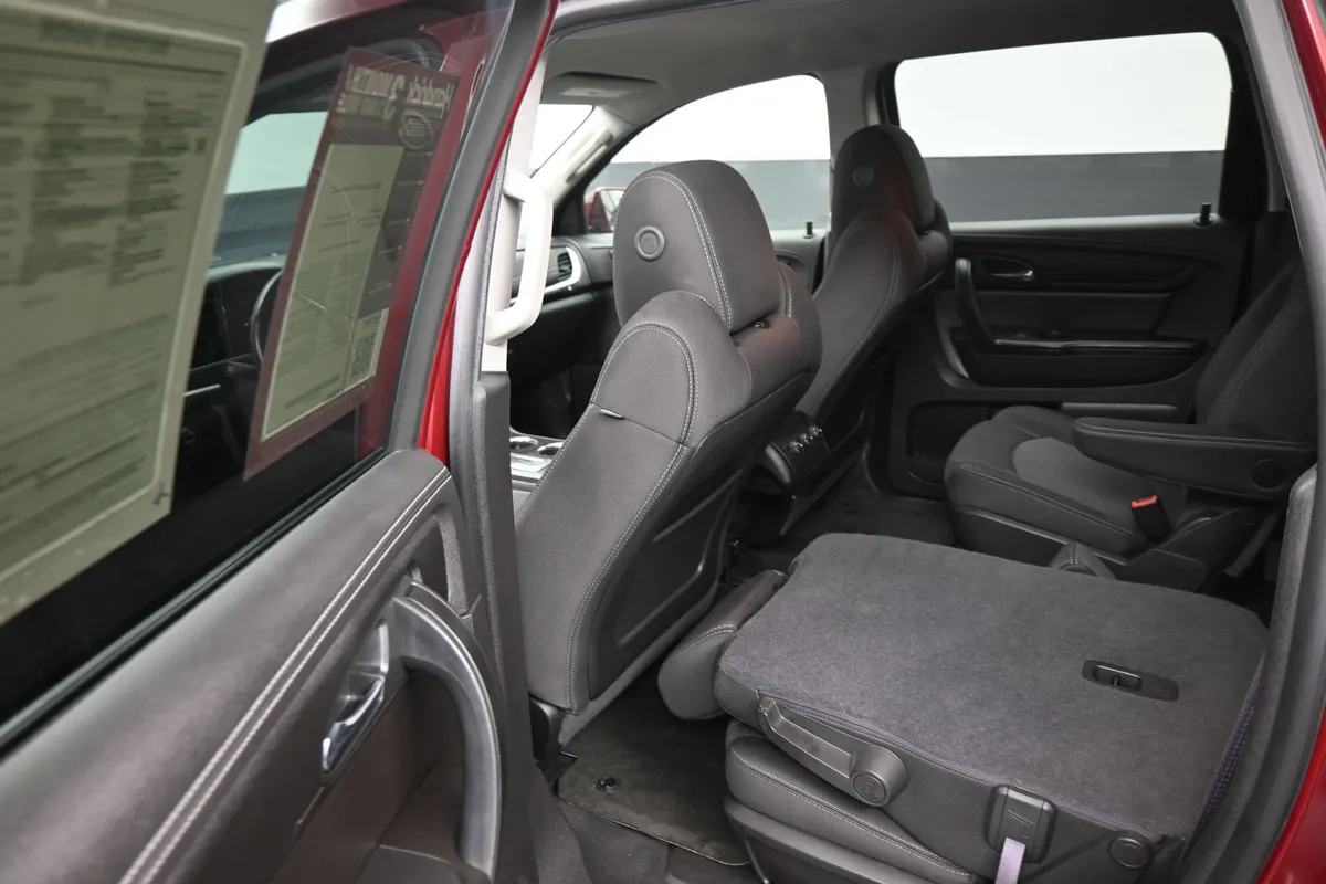 2015 Chevrolet Traverse LT thumbnail 16
