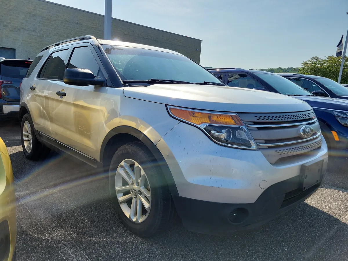 2015 Ford Explorer Base thumbnail 3