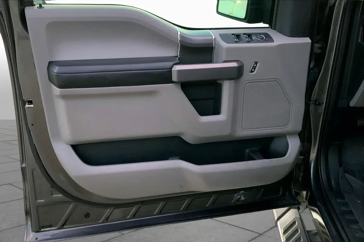 2015 Ford F-150 XLT thumbnail 19