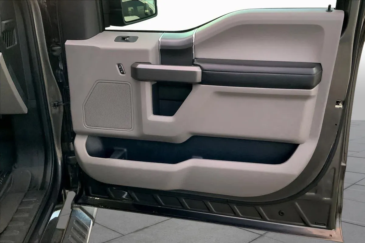 2015 Ford F-150 XLT thumbnail 20