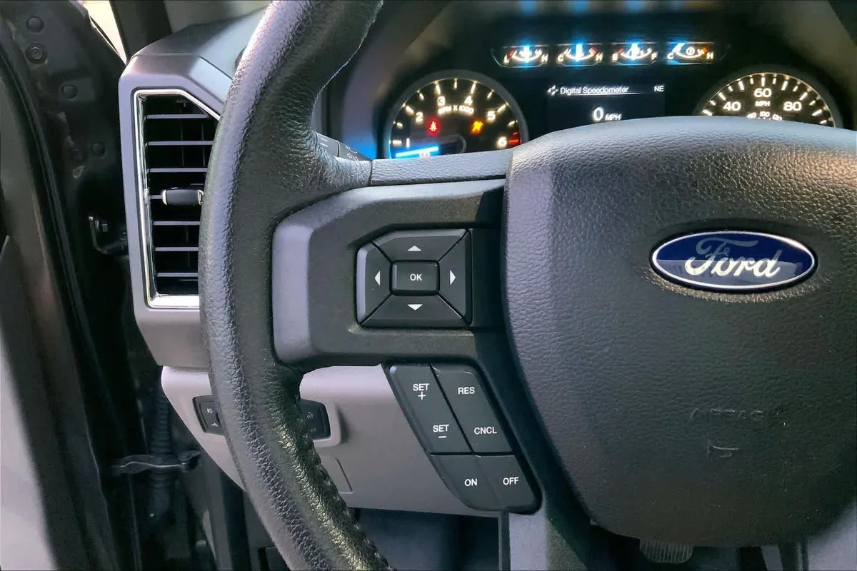2015 Ford F-150 XLT thumbnail 21