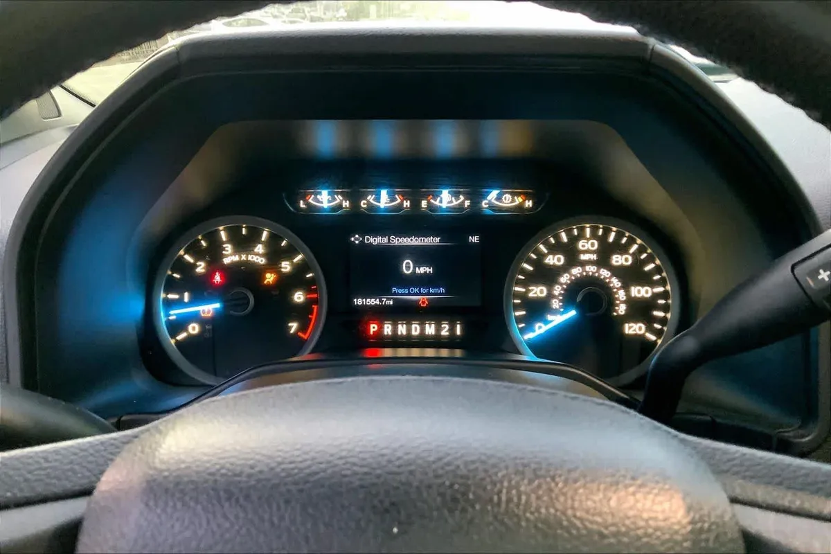 2015 Ford F-150 XLT thumbnail 23