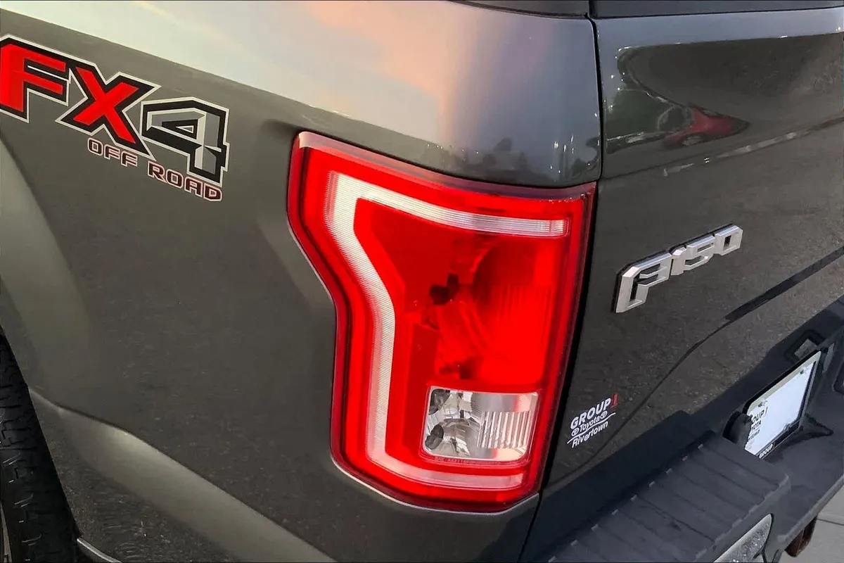 2015 Ford F-150 XLT thumbnail 25