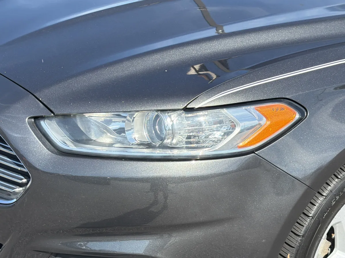 2015 Ford Fusion SE thumbnail 12
