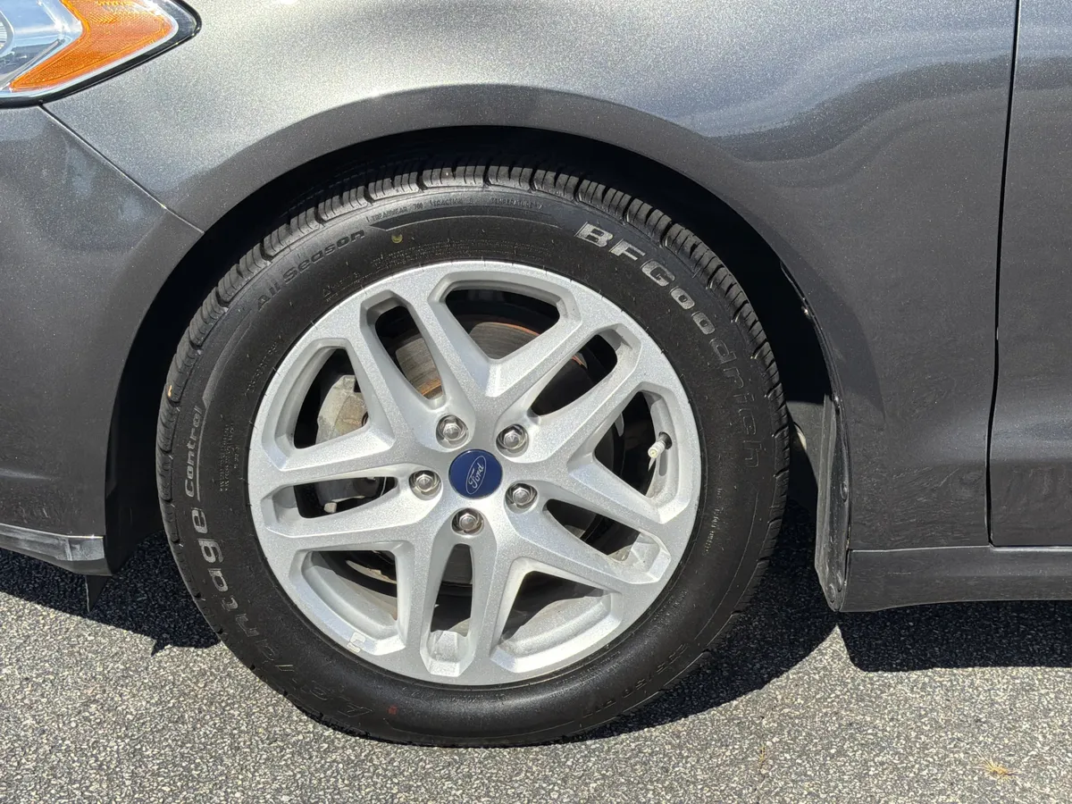 2015 Ford Fusion SE thumbnail 13