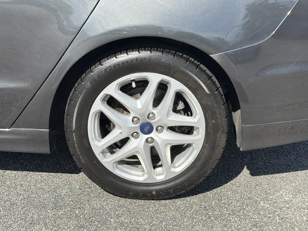 2015 Ford Fusion SE thumbnail 16