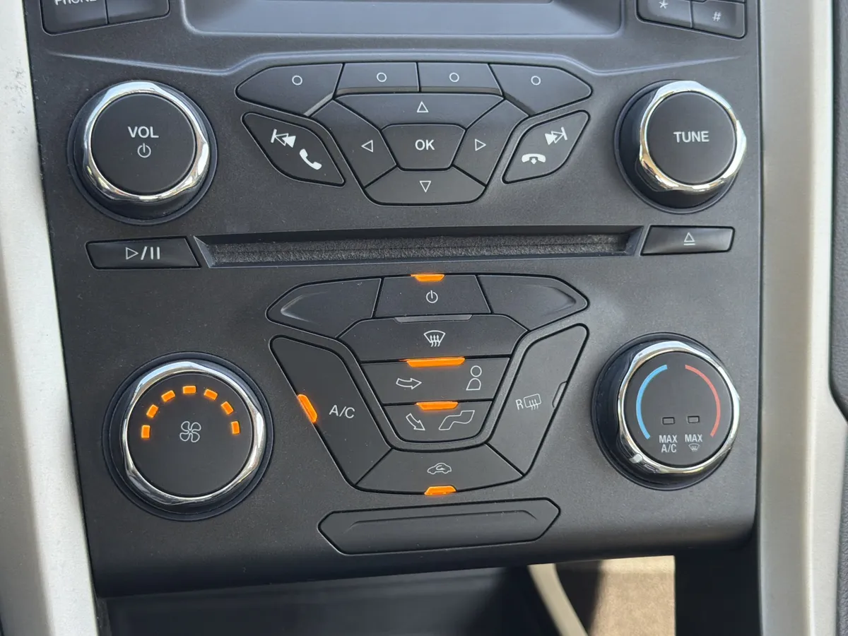 2015 Ford Fusion SE thumbnail 20
