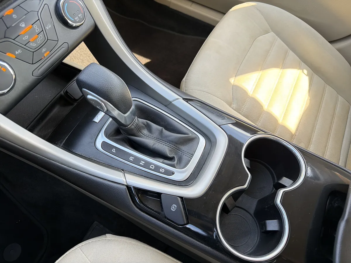 2015 Ford Fusion SE thumbnail 21