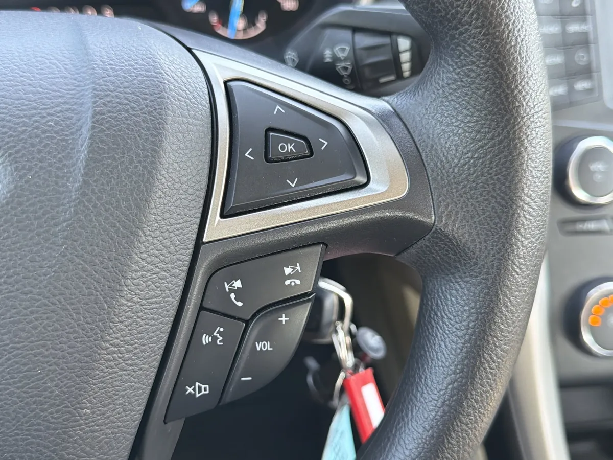 2015 Ford Fusion SE thumbnail 22