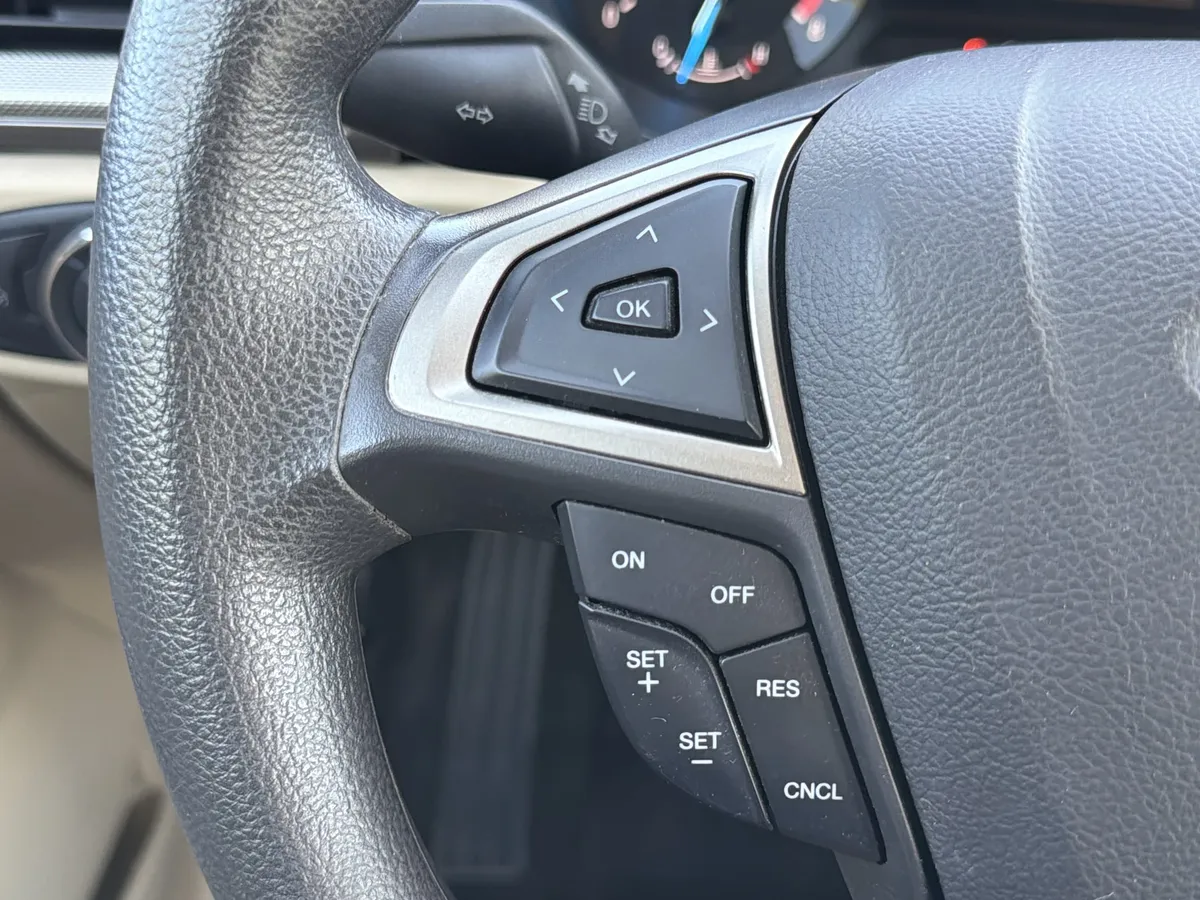 2015 Ford Fusion SE thumbnail 23
