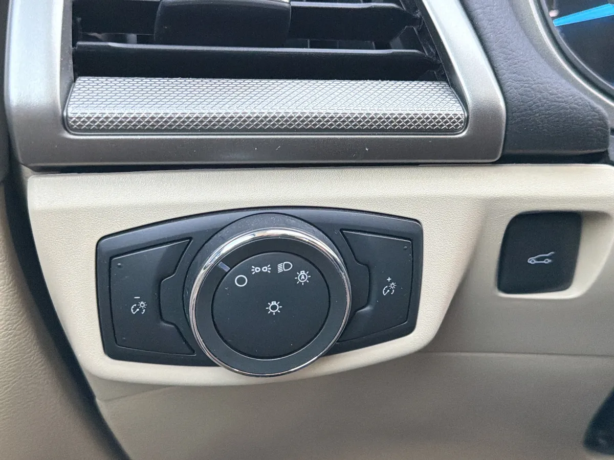 2015 Ford Fusion SE thumbnail 25