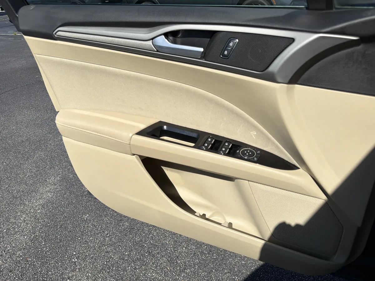 2015 Ford Fusion SE thumbnail 27