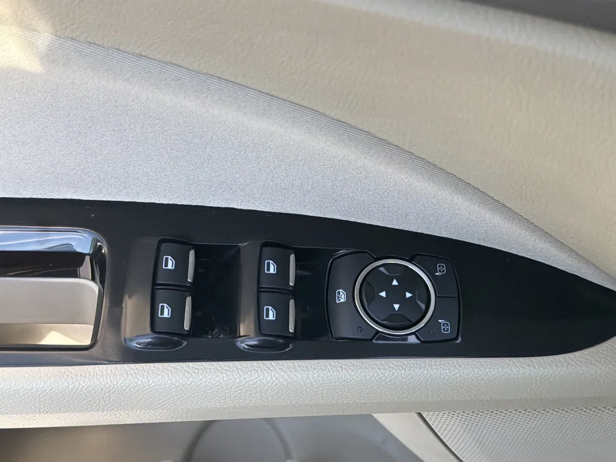 2015 Ford Fusion SE thumbnail 28