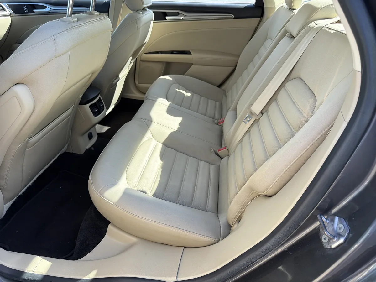 2015 Ford Fusion SE thumbnail 30