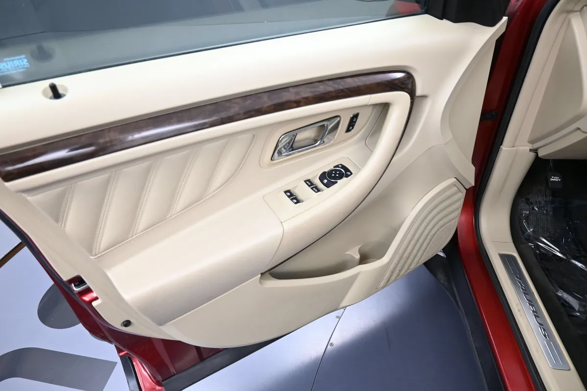 2015 Ford Taurus Limited thumbnail 12