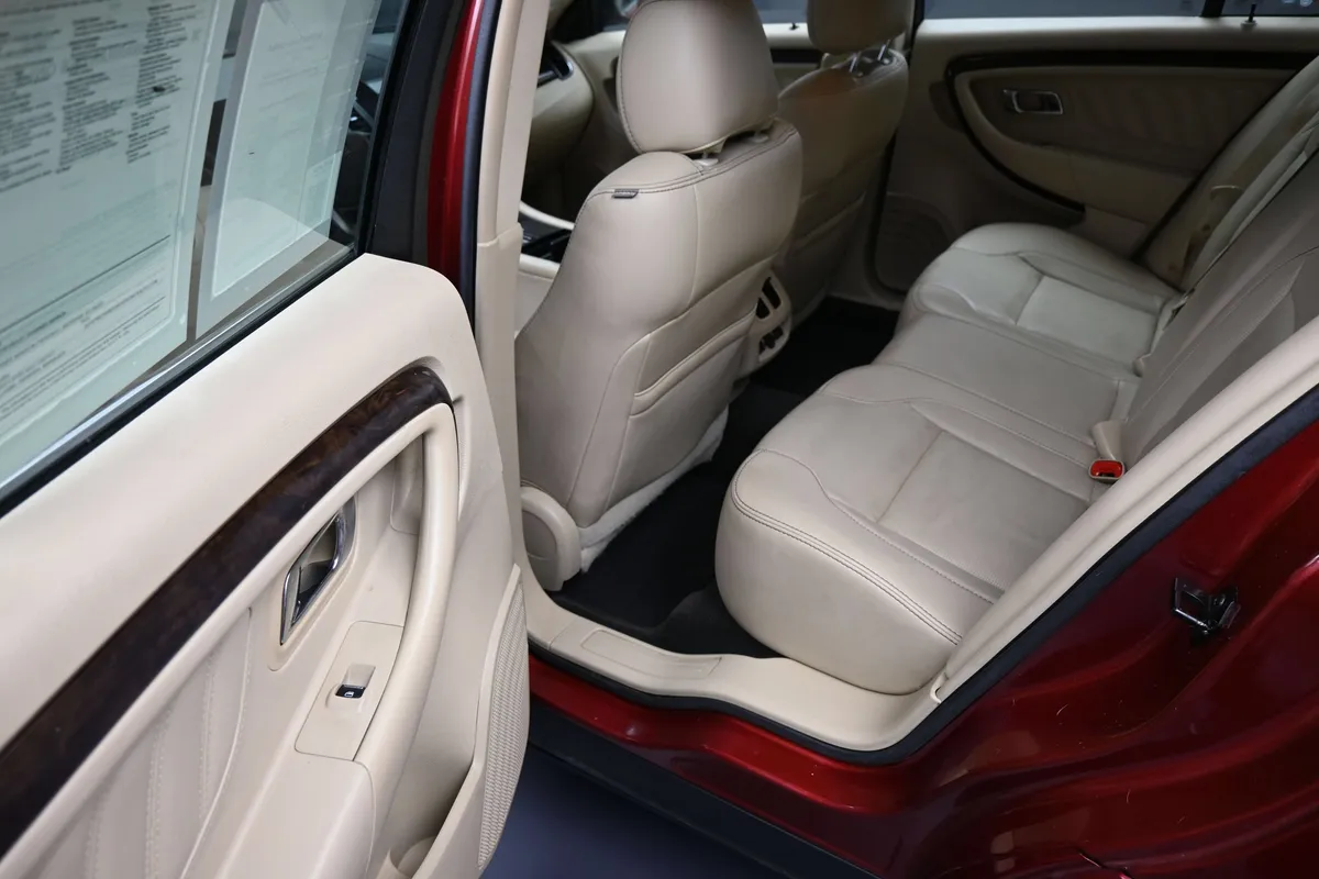 2015 Ford Taurus Limited thumbnail 16
