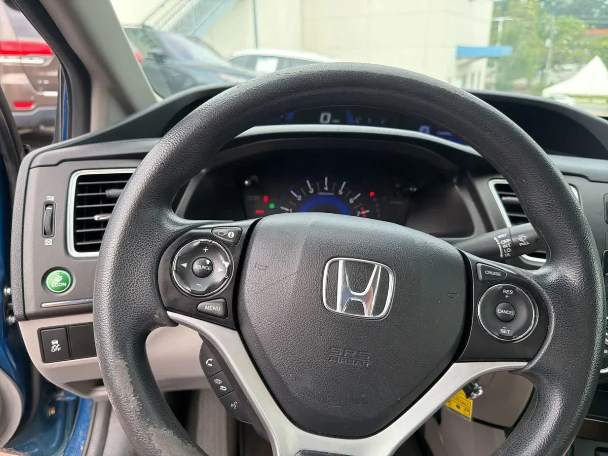 2015 Honda Civic LX thumbnail 24