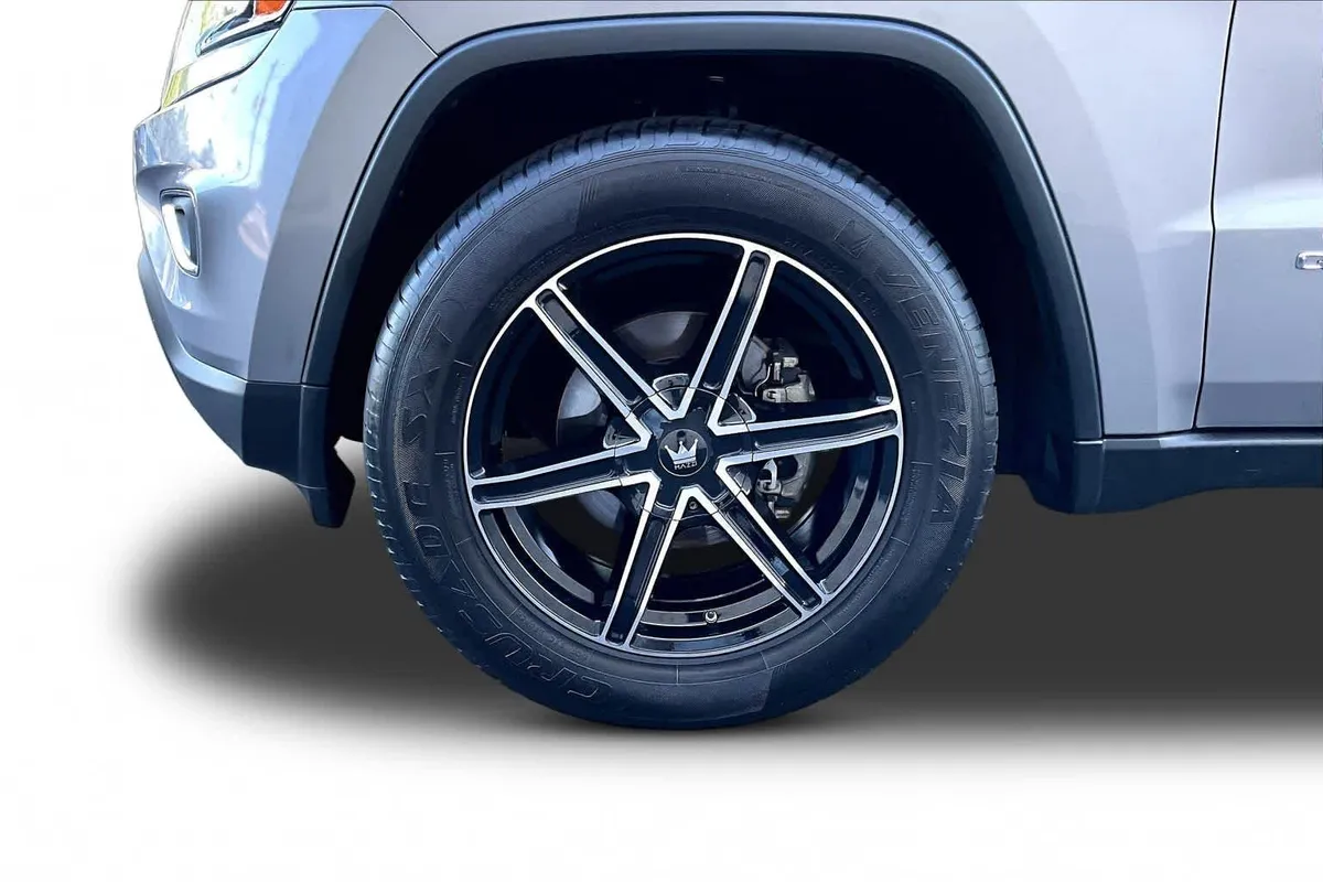 2015 Jeep Grand Cherokee Laredo thumbnail 11