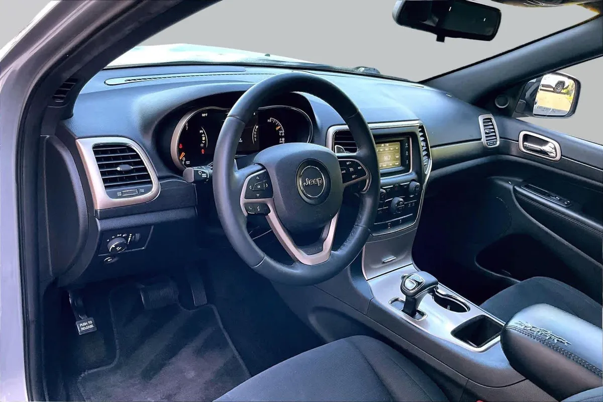 2015 Jeep Grand Cherokee Laredo thumbnail 17