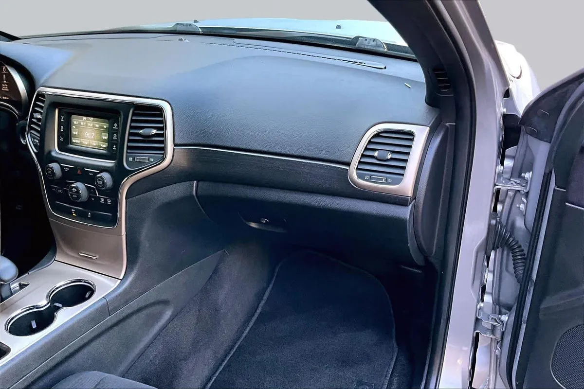 2015 Jeep Grand Cherokee Laredo thumbnail 18