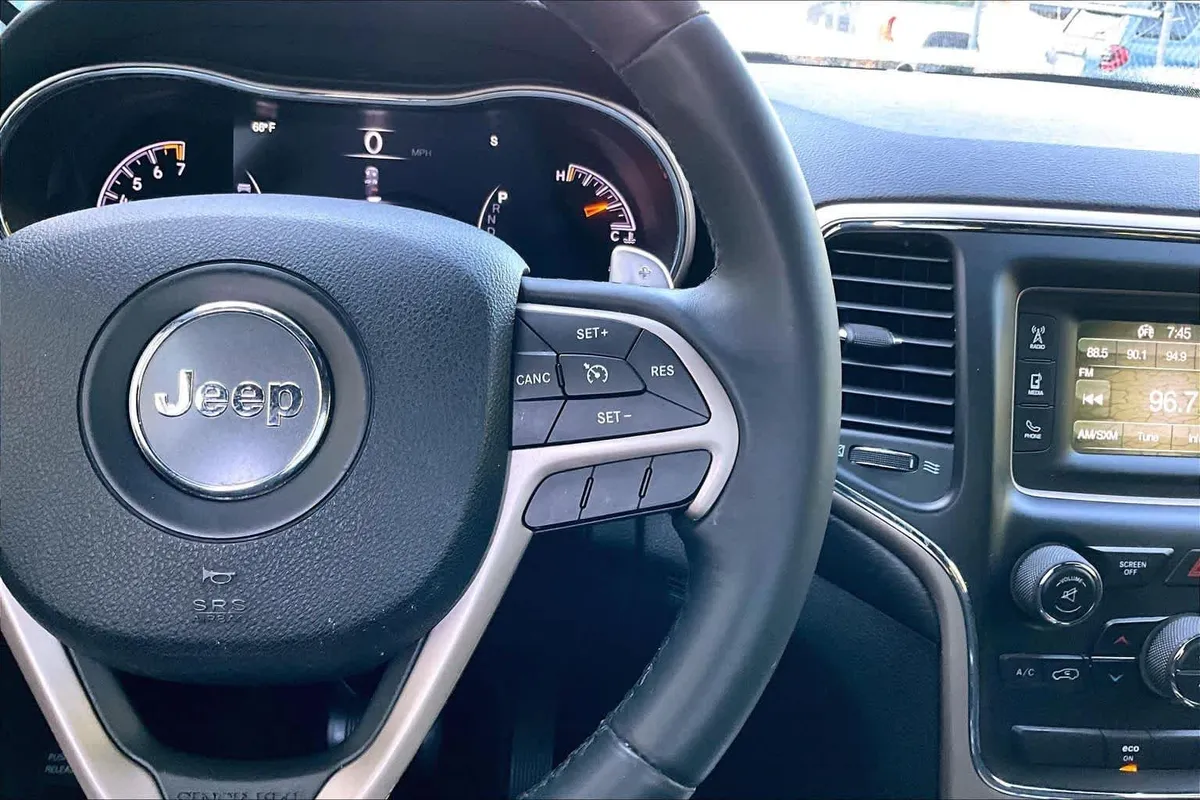 2015 Jeep Grand Cherokee Laredo thumbnail 24