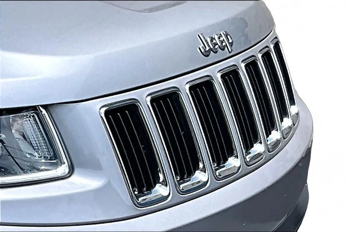 2015 Jeep Grand Cherokee Laredo thumbnail 28