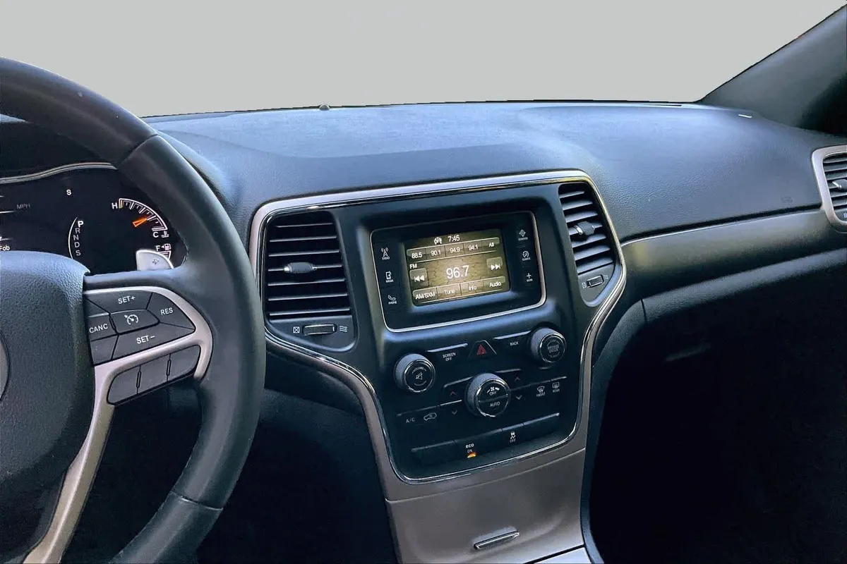 2015 Jeep Grand Cherokee Laredo thumbnail 7