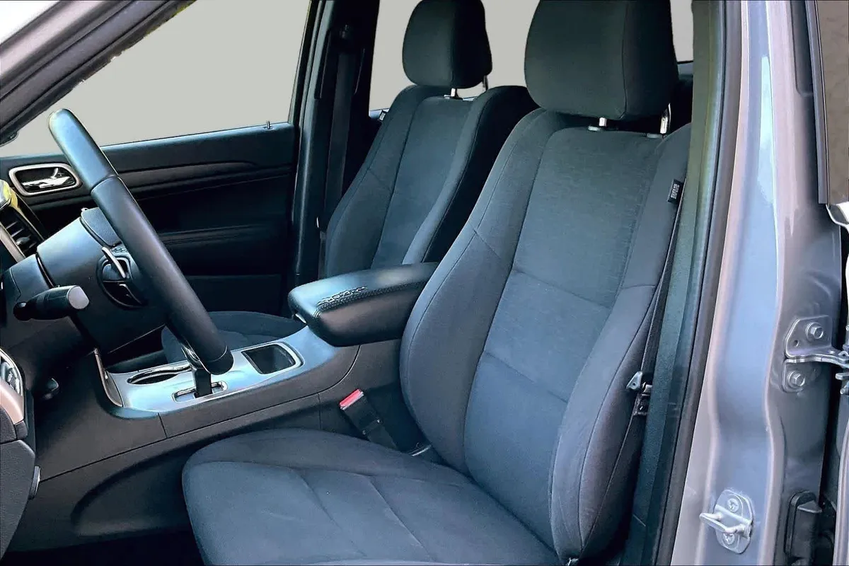 2015 Jeep Grand Cherokee Laredo thumbnail 8
