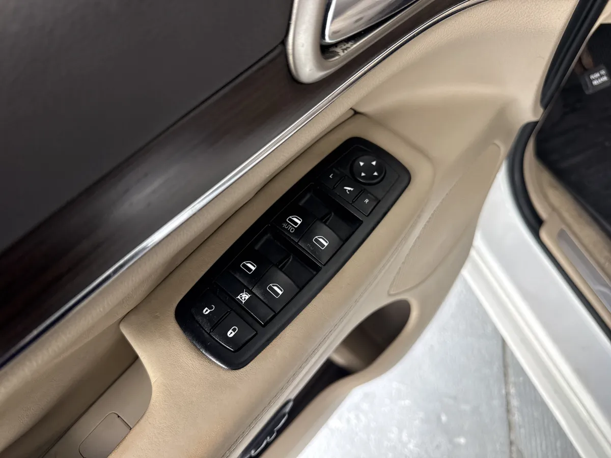 2015 Jeep Grand Cherokee Overland thumbnail 15