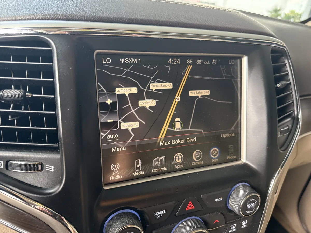 2015 Jeep Grand Cherokee Overland thumbnail 24