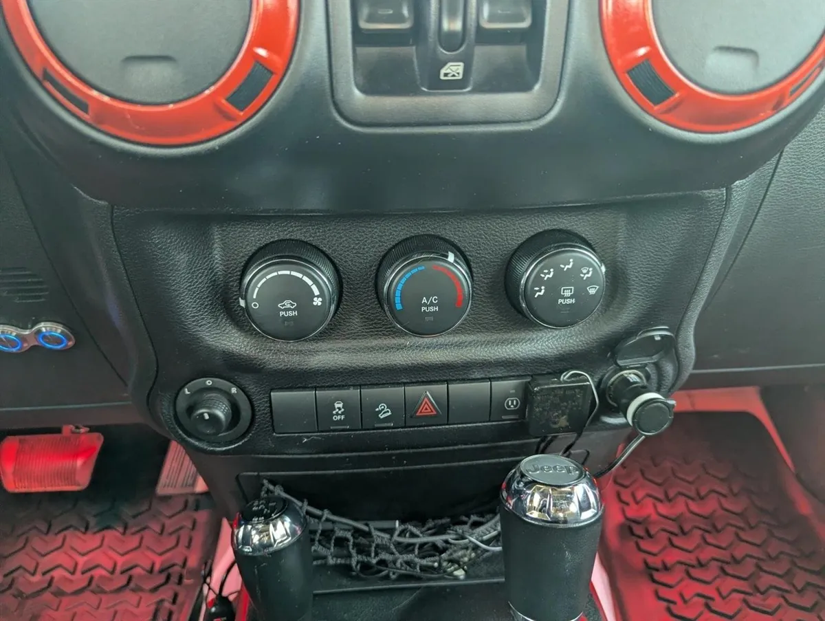 2015 Jeep Wrangler Sahara thumbnail 13