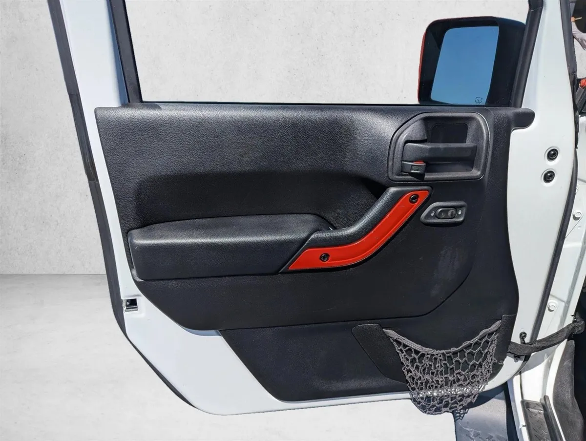 2015 Jeep Wrangler Sahara thumbnail 15