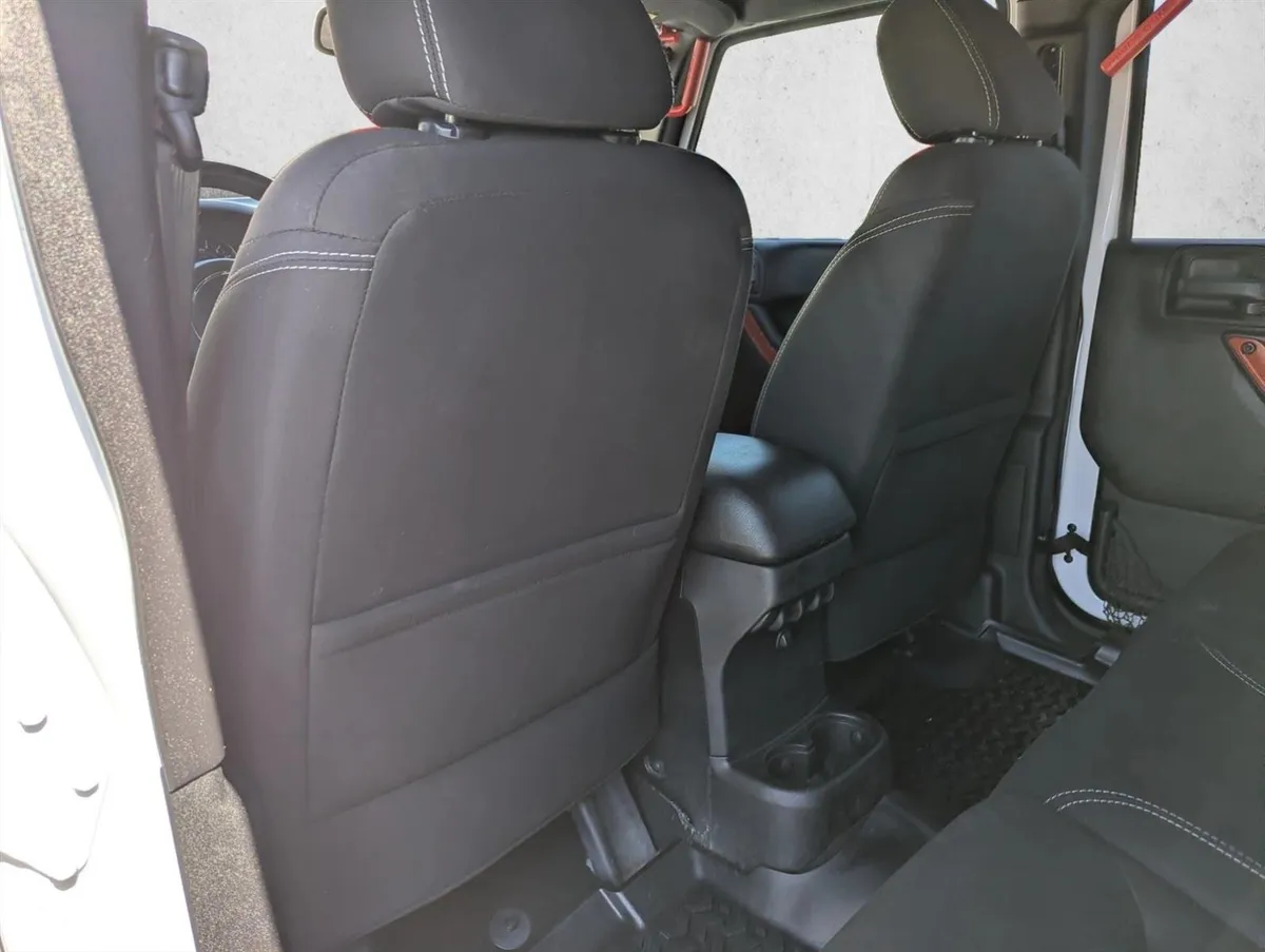 2015 Jeep Wrangler Sahara thumbnail 17