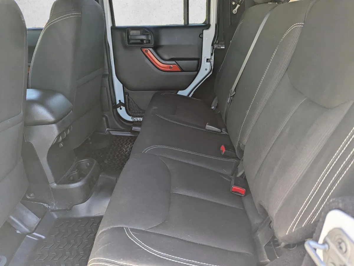 2015 Jeep Wrangler Sahara thumbnail 18