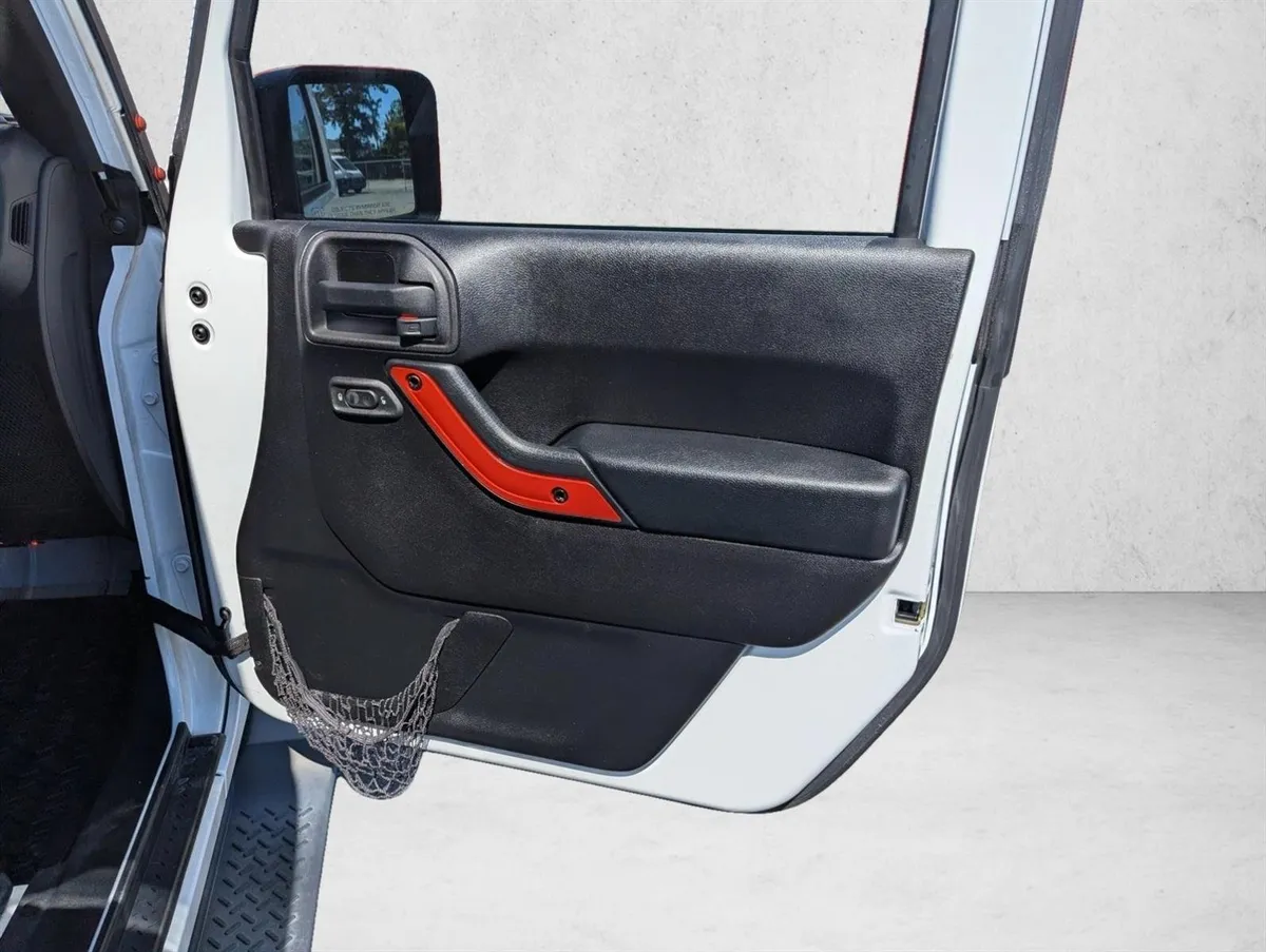 2015 Jeep Wrangler Sahara thumbnail 19