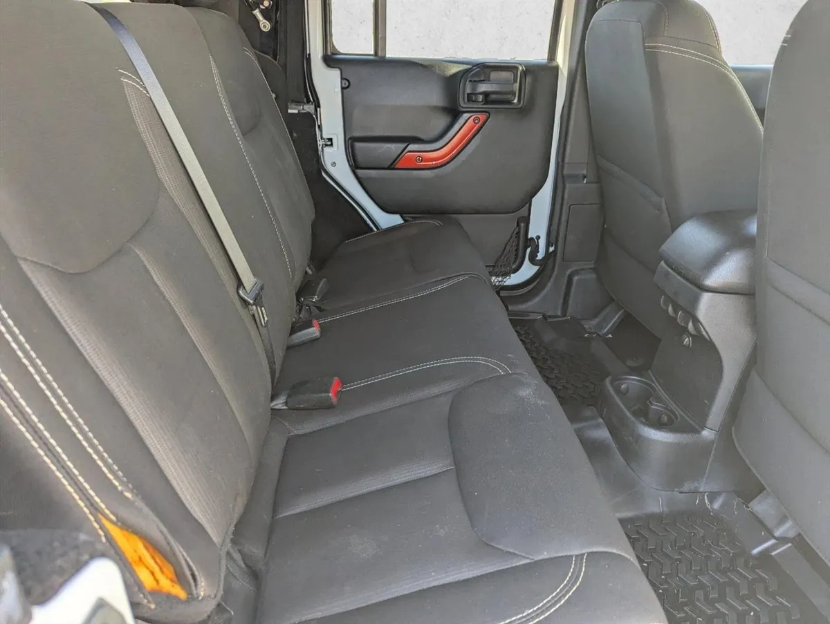 2015 Jeep Wrangler Sahara thumbnail 23