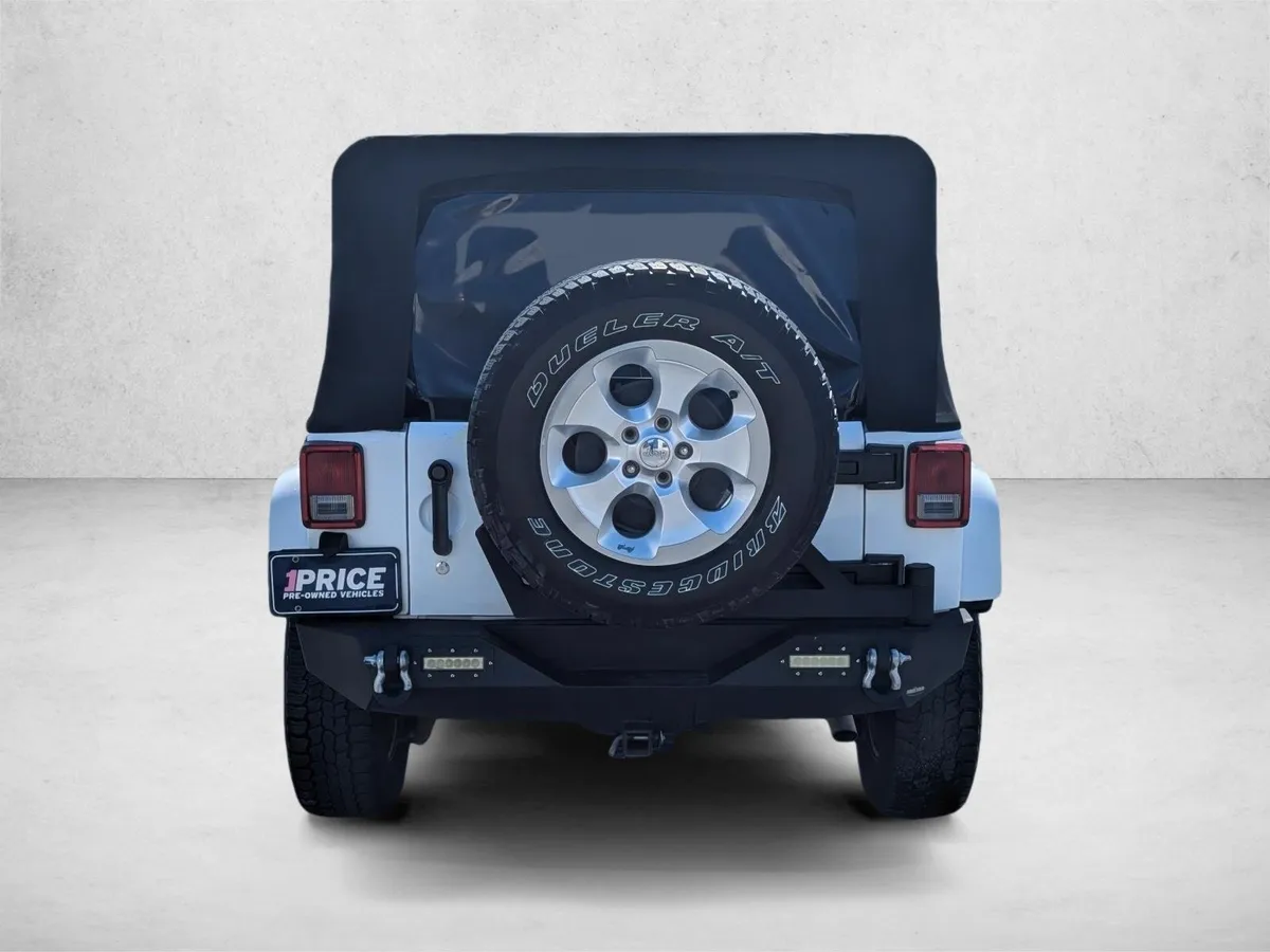 2015 Jeep Wrangler Sahara thumbnail 3