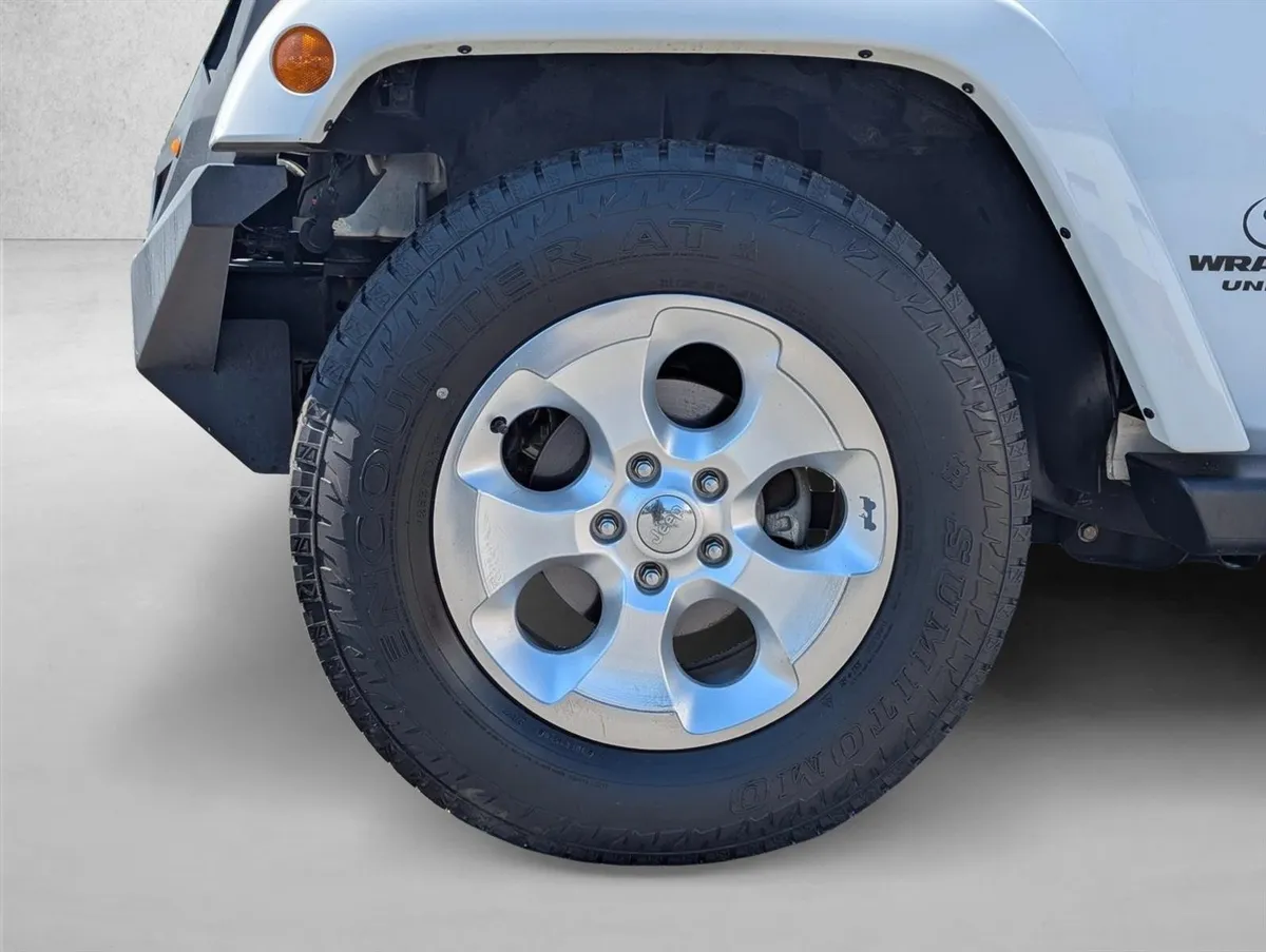 2015 Jeep Wrangler Sahara thumbnail 4