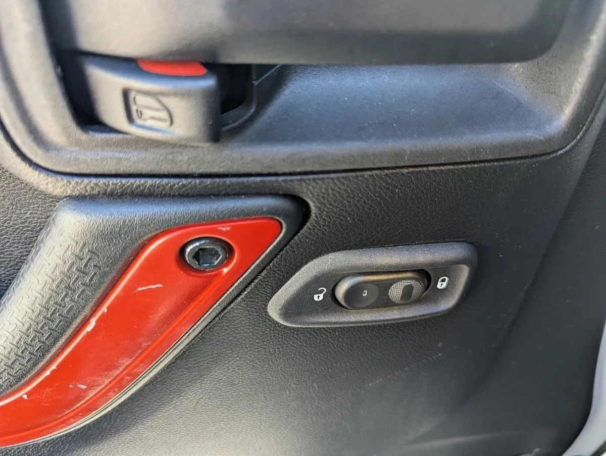 2015 Jeep Wrangler Sahara thumbnail 5