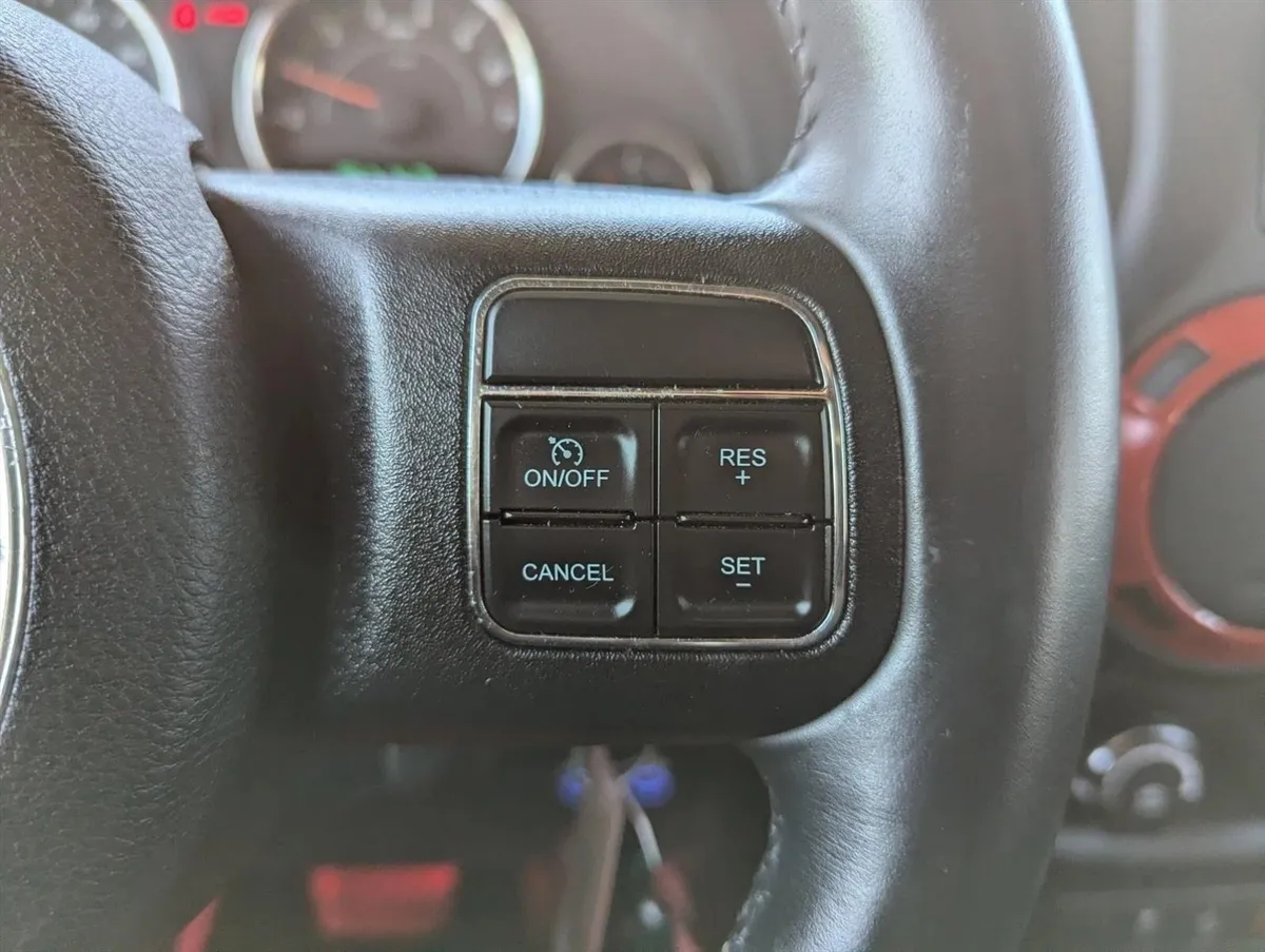 2015 Jeep Wrangler Sahara thumbnail 9