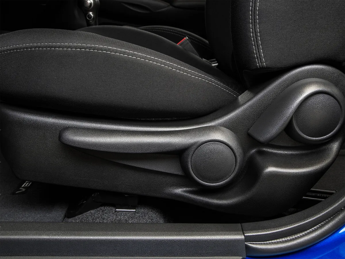 2015 Nissan Versa S Plus thumbnail 23