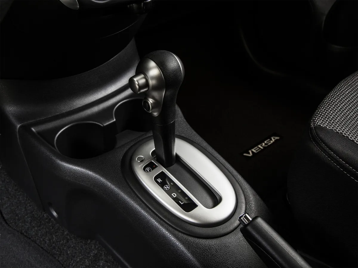 2015 Nissan Versa S Plus thumbnail 25