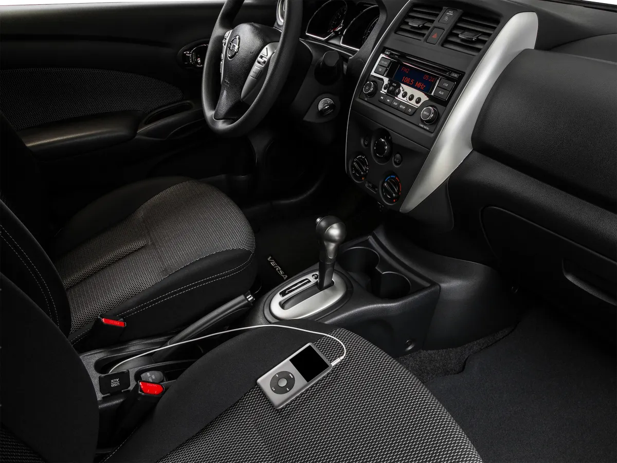 2015 Nissan Versa S Plus thumbnail 28