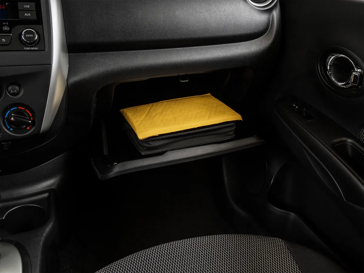 2015 Nissan Versa S Plus thumbnail 32