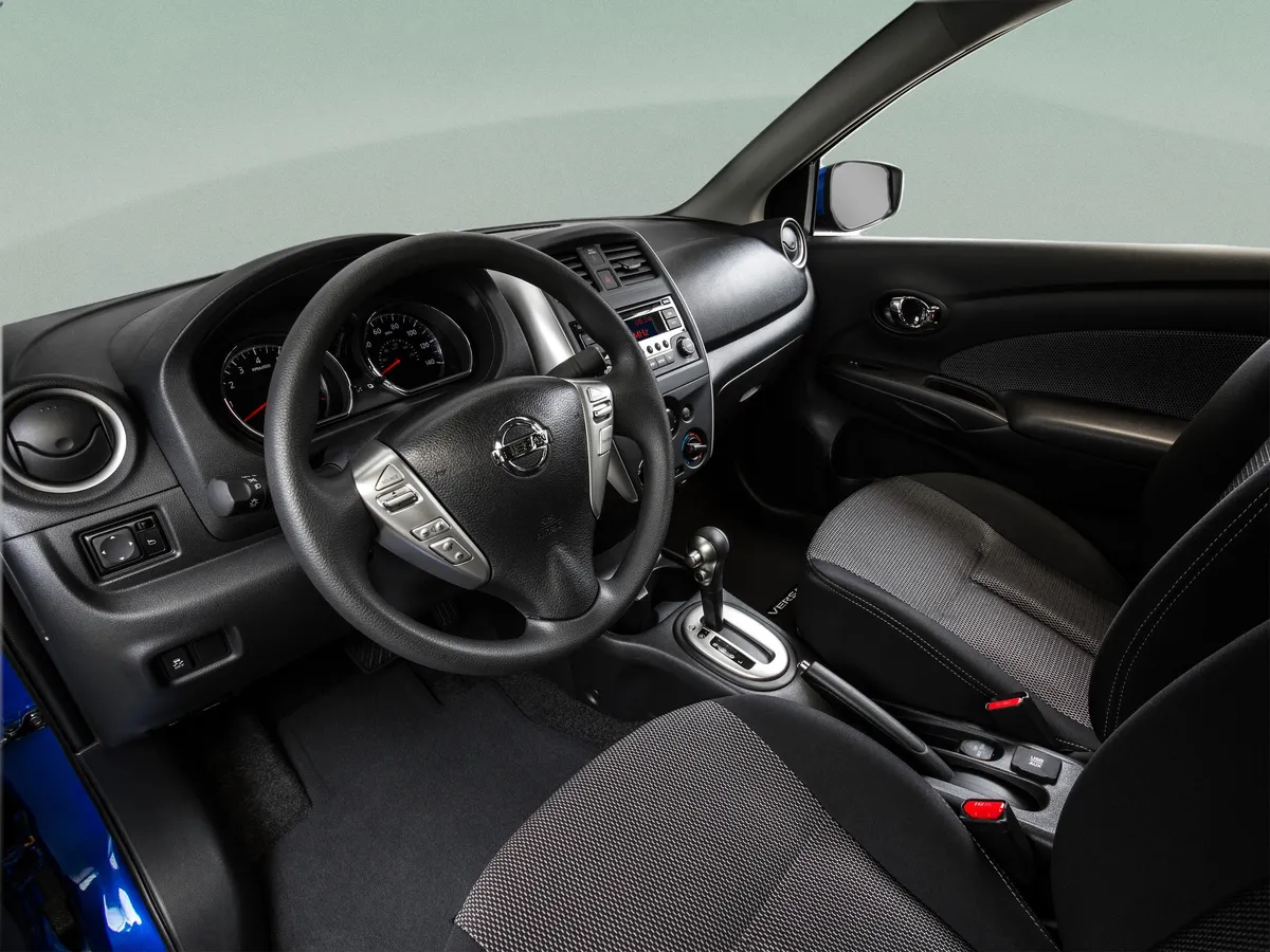 2015 Nissan Versa S Plus thumbnail 39